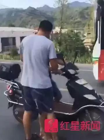 ▲截圖自網(wǎng)絡(luò)打人視頻