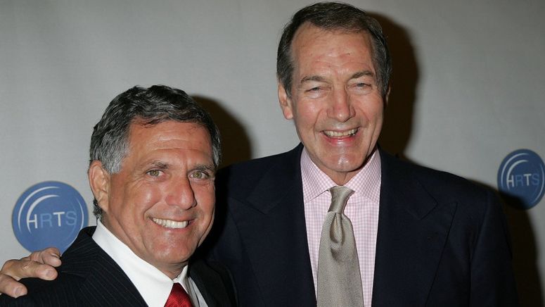 電視界大亨萊斯利·蒙維斯（左）和資深記者查理·羅斯。