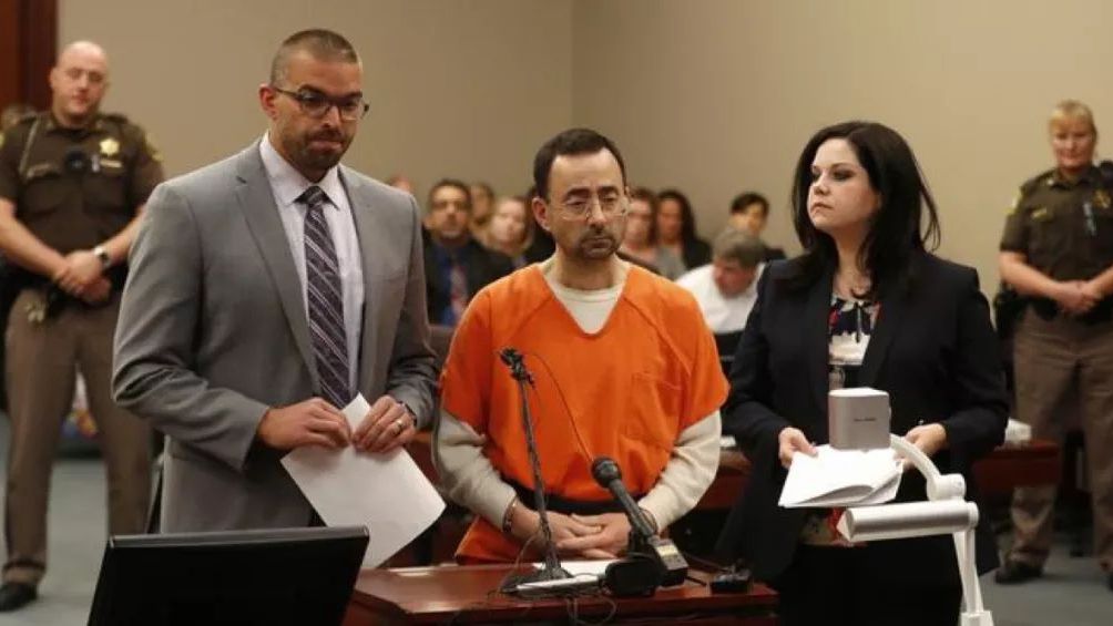 美國(guó)奧運(yùn)體操隊(duì)隊(duì)醫(yī)拉里·納薩爾在法庭接受審判。