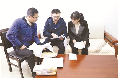 江蘇省鹽城市鹽都區(qū)紀(jì)委調(diào)查組成員討論案情。&nbsp; 中國紀(jì)檢監(jiān)察報 圖