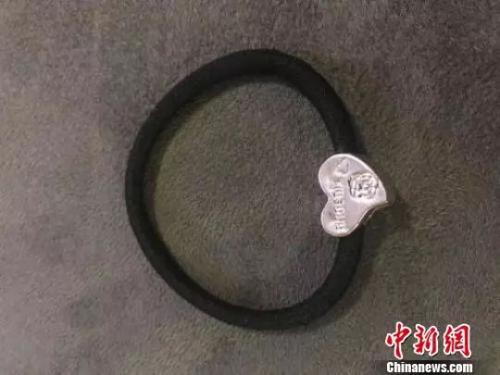 浙江省查處的首例跨境電商刷單案中,包裹內都是很廉價的扎頭繩。金華市市場監督管理局提供