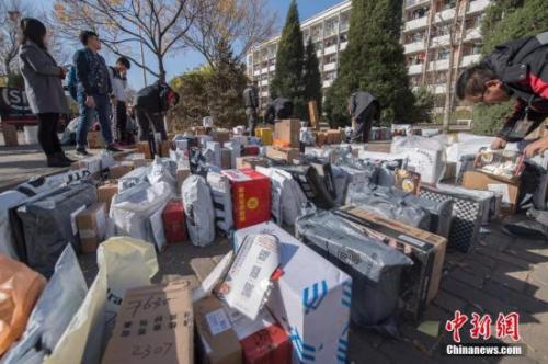 資料圖:大學生網購不手軟,高校迎“雙十一”后快遞高峰。韋亮 攝