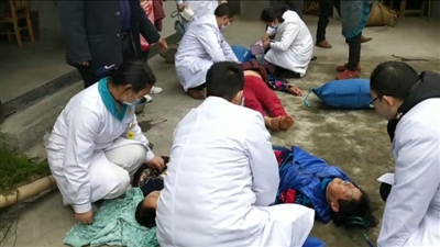  醫生現場急救 視頻截圖