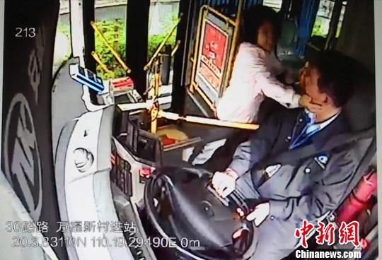 圖為涉事女子掌摑司機瞬間。視頻截圖。　尹海明　攝