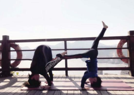 親子瑜伽增進(jìn)了孫楚洋和媽媽的感情