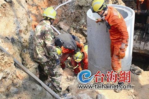 工地基坑塌方 消防官兵徒手清理泥土半小時(shí)救出工人