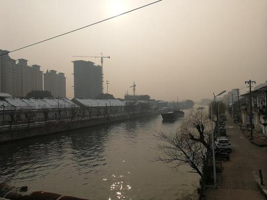 梅李大橋上的小鎮(zhèn)景象。 溫瀟瀟 圖