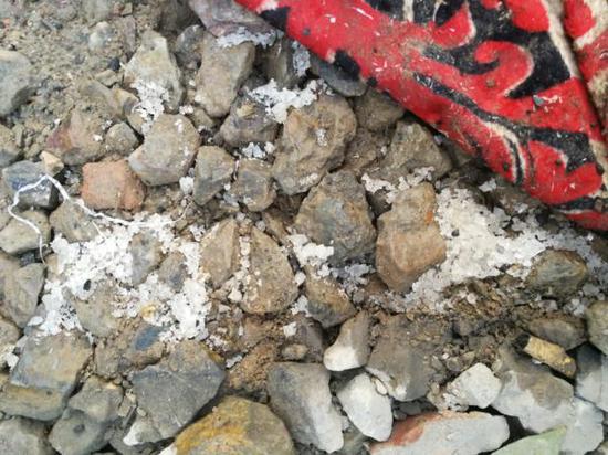 楊翠蓮家門(mén)前散落的少量工業(yè)鹽顆粒。 溫瀟瀟 圖