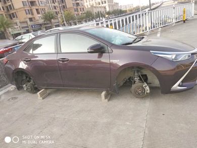 嫌疑人將車輪盜走后，用幾塊磚頭支撐車身。