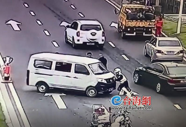面包車滑行警察奮不顧身擋車 回應：本能用身體去擋