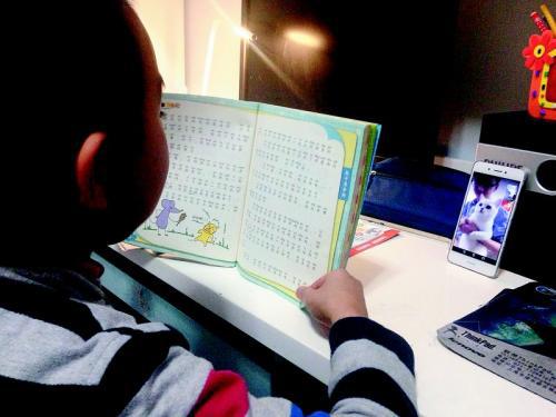 在貓貓的幫助下，小朋友終于順利地完成了這項寒假作業。受訪者供圖