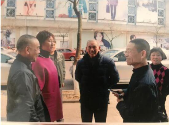 當年周延泉（中）和兒子周順華（右二）