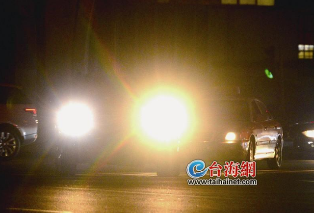 廈門道路燈火通明 卻總有人亂開遠光燈網友擔憂