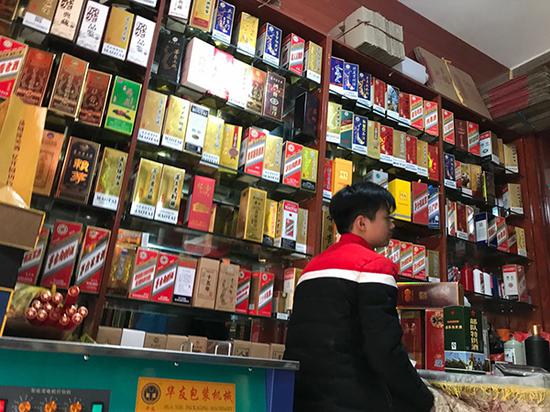 興盛路一家店里展示的各種茅臺酒的外包裝。