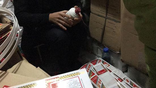 制假者在地下室里包裝假茅臺酒。