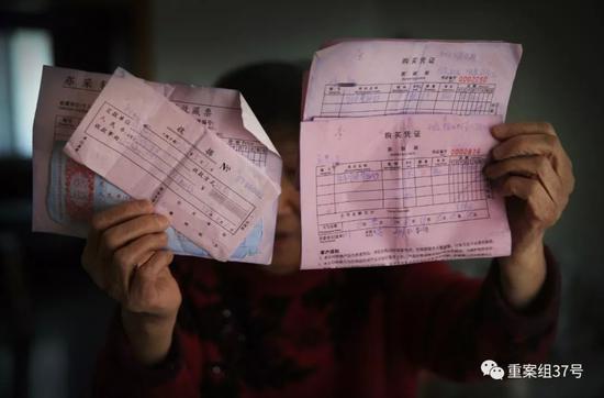 ▲2月24日，八十多歲的楊慧（化名）購買收藏品的收據和憑證。這些收據和購買憑證上，公司名字要么沒有，要么干脆就是一個姓，也沒有公章。&nbsp; &nbsp; 新京報記者 大路 攝