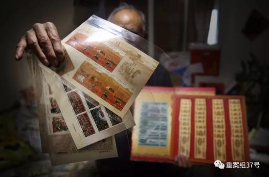 ▲2月24日，廖永林（化名）展示自己購買的部分錢幣和郵票。早在2010年，廖永林接到收藏品銷售的電話，就此開始不斷購買錢幣、郵票、糧票、字畫等收藏品，而購買時承諾的“回購”、拍賣從來沒有成功過。據廖永林說，花在這上面的錢已經近百萬了。 &nbsp; &nbsp;新京報記者 大路 攝