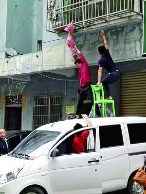 女童頭部卡在二樓防盜網(wǎng)上