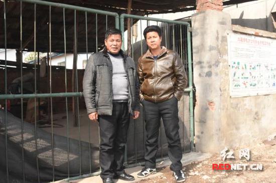 雷躍秋（右）與朱德安當初撬開屋后的窗戶救人。