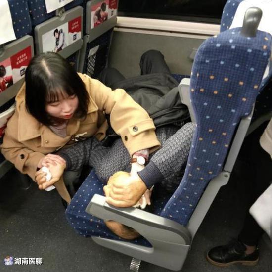 李嘉星在高鐵上為老人檢查