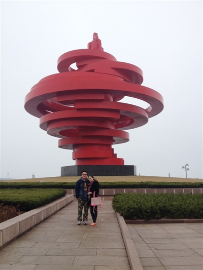  結婚后兩人又去當年同框的地方拍攝了合影