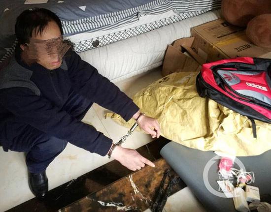 △小偷正欲行竊，就被業(yè)主逮了正著