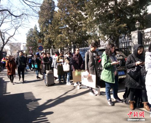 3月8日中午，中央戲劇學院偶劇系考生正在排隊。袁秀月 攝