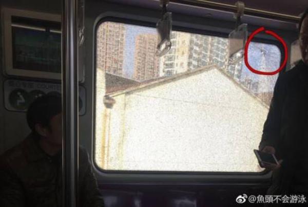 上海地鐵4號線玻璃現裂痕。 網友供圖