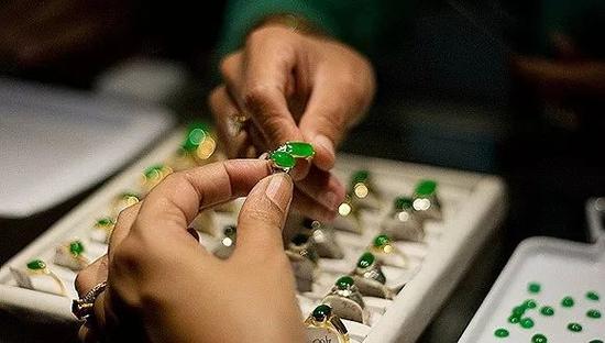 購(gòu)物店老板、地接社、國(guó)內(nèi)旅行社、生產(chǎn)廠商，共同構(gòu)成了利潤(rùn)驚人的越南旅游購(gòu)物利益鏈條。