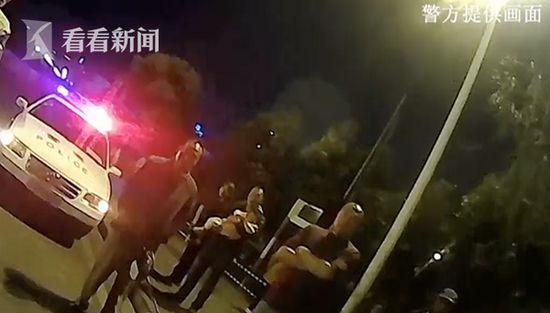 被大黑狗襲擊后,小趙的牛仔褲已經被抓爛,下方的皮膚也出現了紅腫。