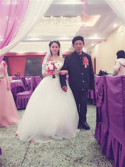 婚禮上，父親把女兒送到女婿手中。受訪者供圖