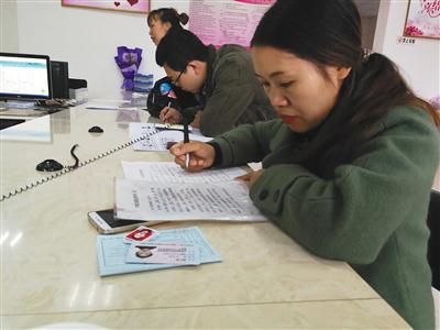 3月6日，錢仁鳳在結婚登記處登記結婚。新京報記者 李興麗 攝