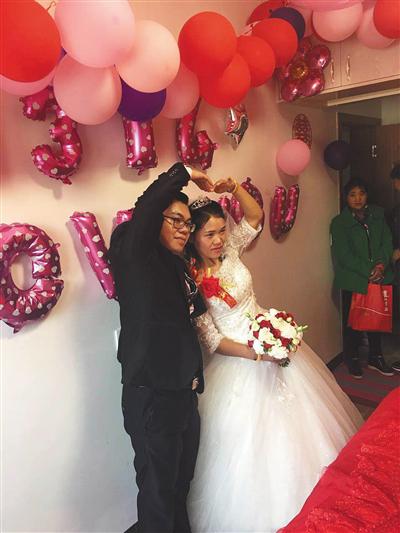 錢仁鳳和丈夫白延平一起比愛心。受訪者供圖