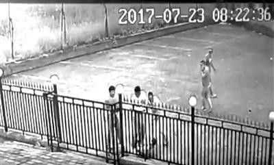 4月9日在法庭上播放的監控視頻，崔靖祥被5人圍毆倒地。圖片來源：北京青年報