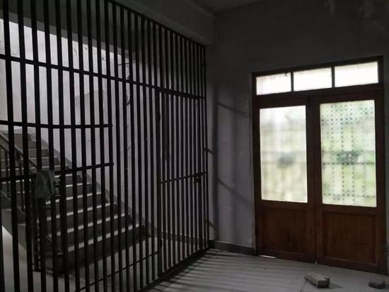 六個女生策劃撬門逃跑，右邊那扇木門外面還有兩道鐵門。