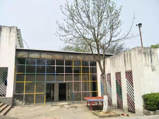 那個逃跑三次、被打得最慘的女生，就是被吊在這棵樹上灌水。