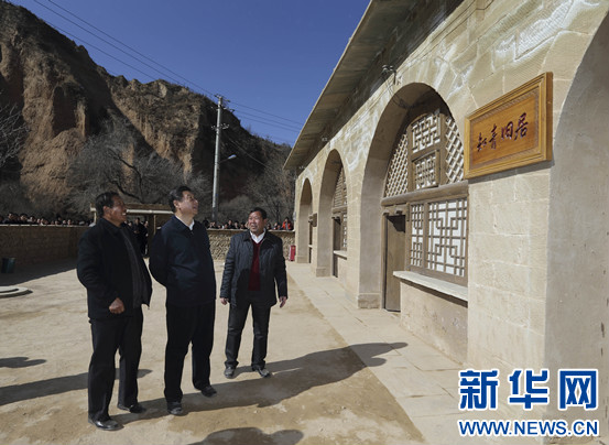 2015年2月13日，習近平來到陜西考察調(diào)研，第一站便是回梁家河村看望父老鄉(xiāng)親。習近平走進這里，指著窗戶下面說，那時候這里擺著一張綠色的書桌，那邊還有個架子，我們裝行李用的皮箱就放在上面。