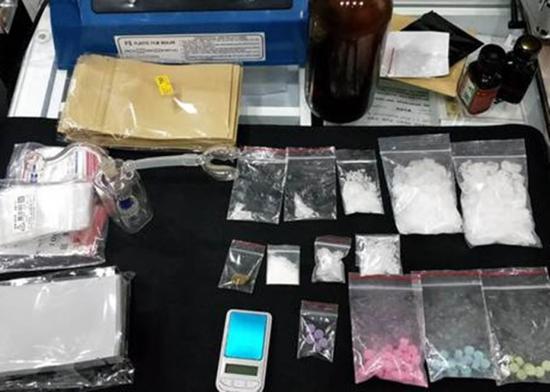 警方在許姓男子住處查獲大批毒品。（圖片來(lái)源：香港東網(wǎng)）