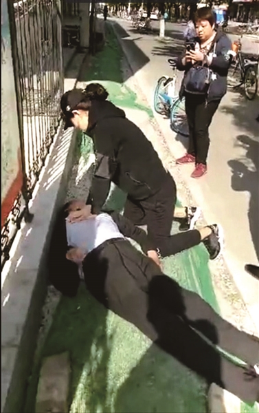 視頻中護(hù)士馬靜為路人做心肺復(fù)蘇