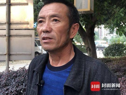 內江乘客馬先生在醫院接受記者采訪。