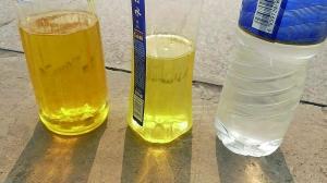 下圖為網(wǎng)店賣家展示將動力水和汽油勾兌出的成品。