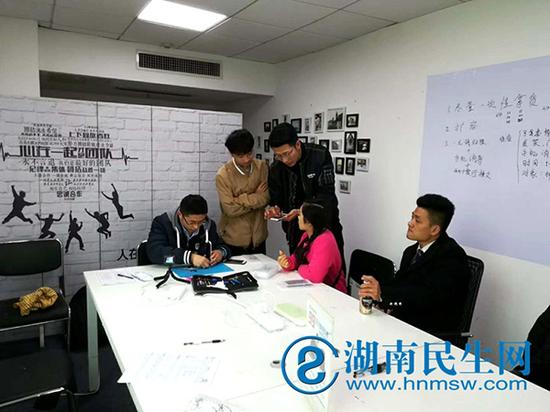 顧客們?cè)陂T(mén)店排隊(duì)等待維修。