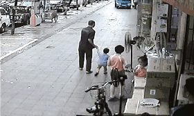 事后小朋友的媽媽在朋友的勸說(shuō)后報(bào)警了