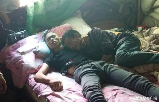 謝云濤中毒后，父親自知他無救，只能抱著兒子哭泣。 受訪者供圖