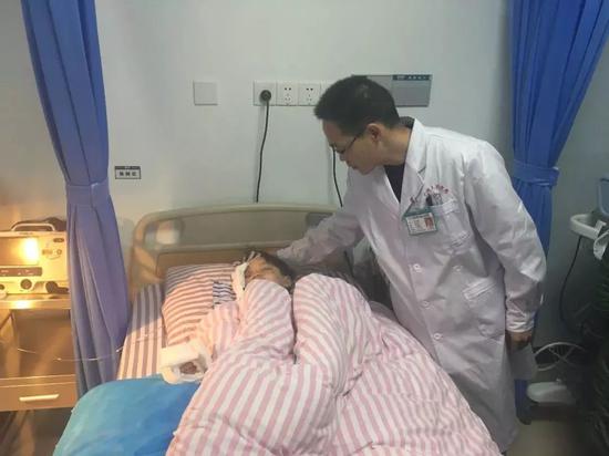 ▲受傷男孩轉(zhuǎn)院到南寧就診