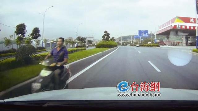 324國道驚魂一幕：摩托車機動車道快車道上逆行
