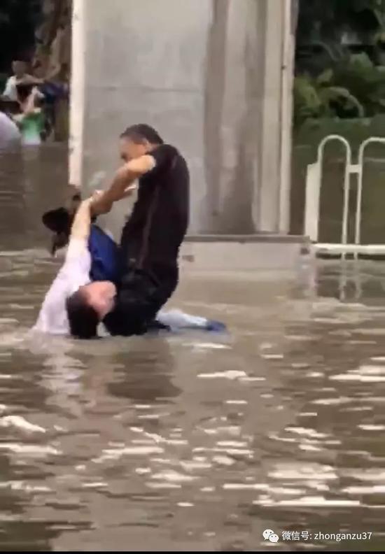 ▲6月8日，常某疑觸電倒地，一名黑色衣服男子搭救。視頻截圖