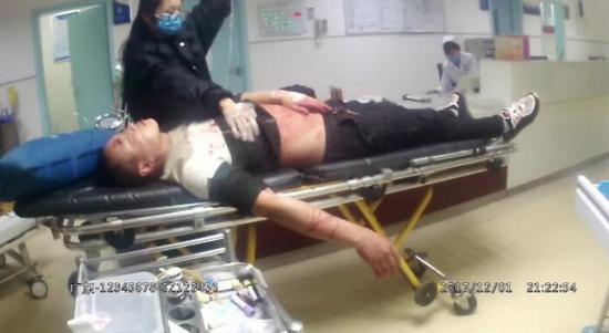 劉某在醫(yī)院接受治療 攝影/通訊員王丹