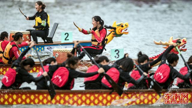 中華龍舟大賽福建福州站首日揮槳