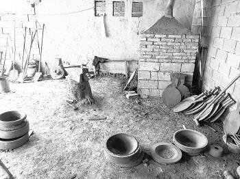 一家作坊的爐子已經熄火，旁邊放置著各種模具及半成品。記者程凌潤攝